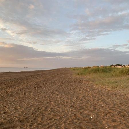 Shore Lodge. 4 Bed Bungalow Only Mtrs From The Beach. Sleeps 8 Sutton-on-Sea Exterior photo