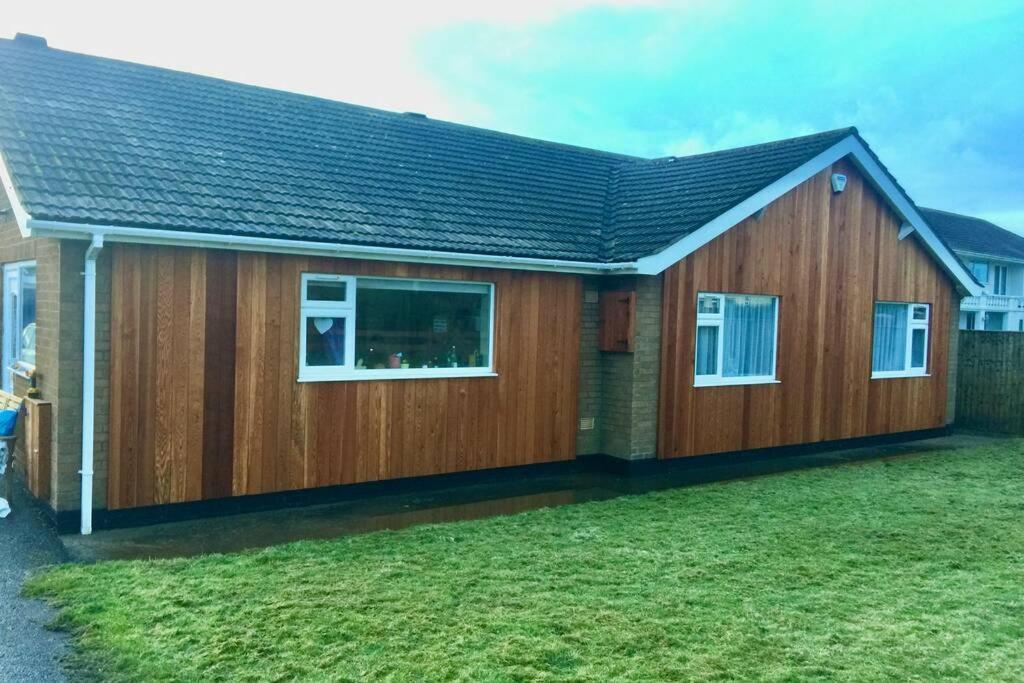 Shore Lodge. 4 Bed Bungalow Only Mtrs From The Beach. Sleeps 8 Sutton-on-Sea Exterior photo